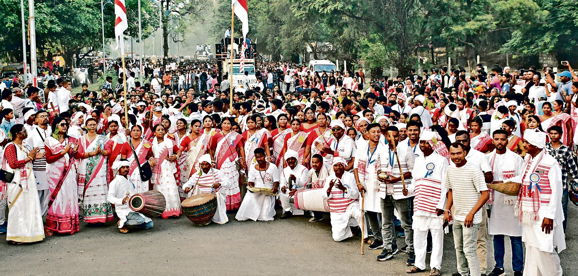 Bokaro News : जिले में धूमधाम से मना सरहुल, मांदर की थाप पर जमकर झूमे लोग