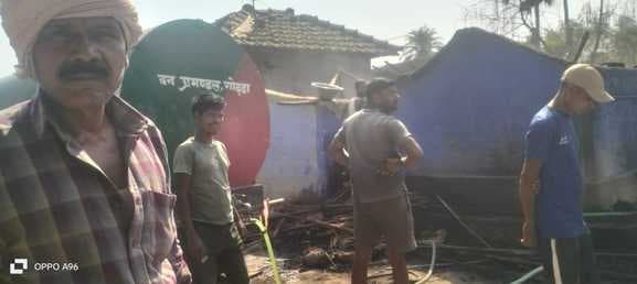 बोआरीजोर व मेहरमा में आग लगने से पांच घर जलकर राख, बेघर हुआ परिवार