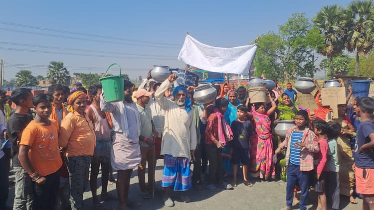 चिलचिलाती धूम में पानी के लिए दो घंटे सड़क पर डटे रहे ग्रामीण