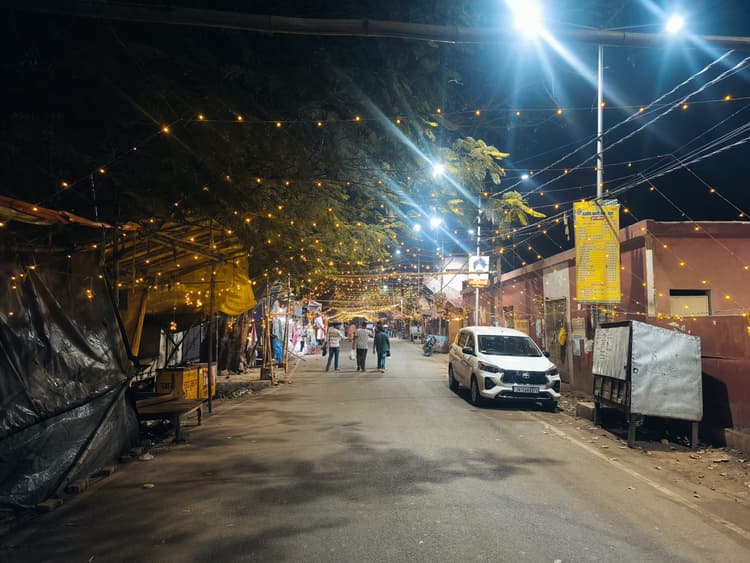 Deoghar news :निगम ने शिवगंगा छठ घाट पर शुरू किया सफाई अभियान, रंग-बिरंगी लाइटों से की गयी सजावट