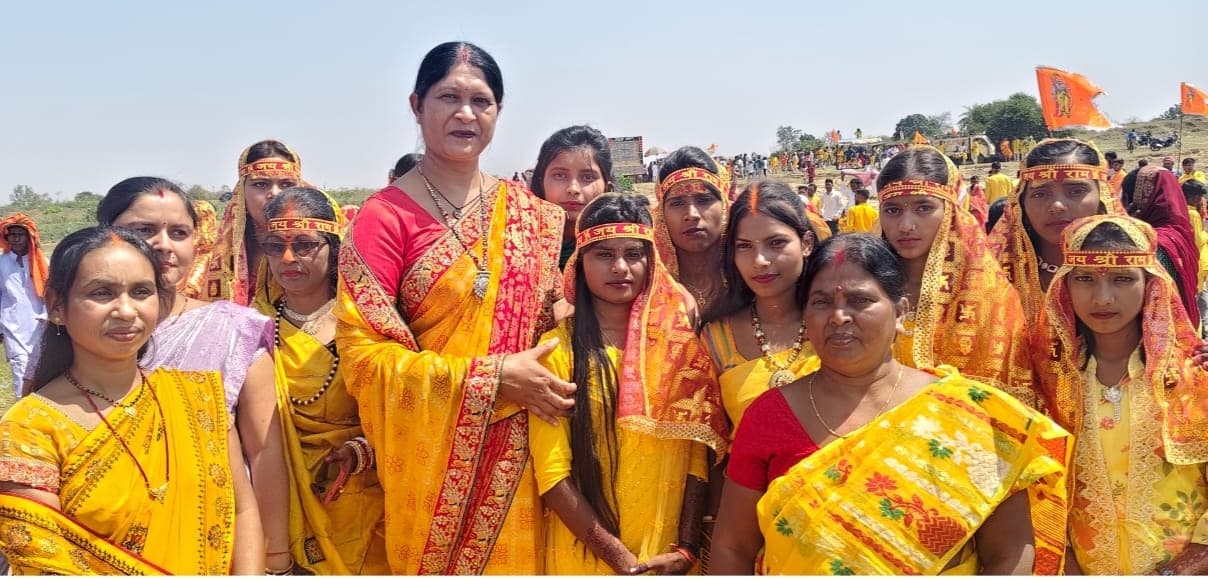 Giridih News: कलश यात्रा के साथ श्री श्री 108 श्री मारुति नंदन महायज्ञ शुरू