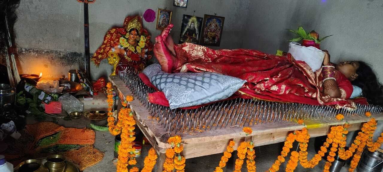 Giridih News: लोहे की कीलों पर लेटकर कर रही नवरात्र का व्रत