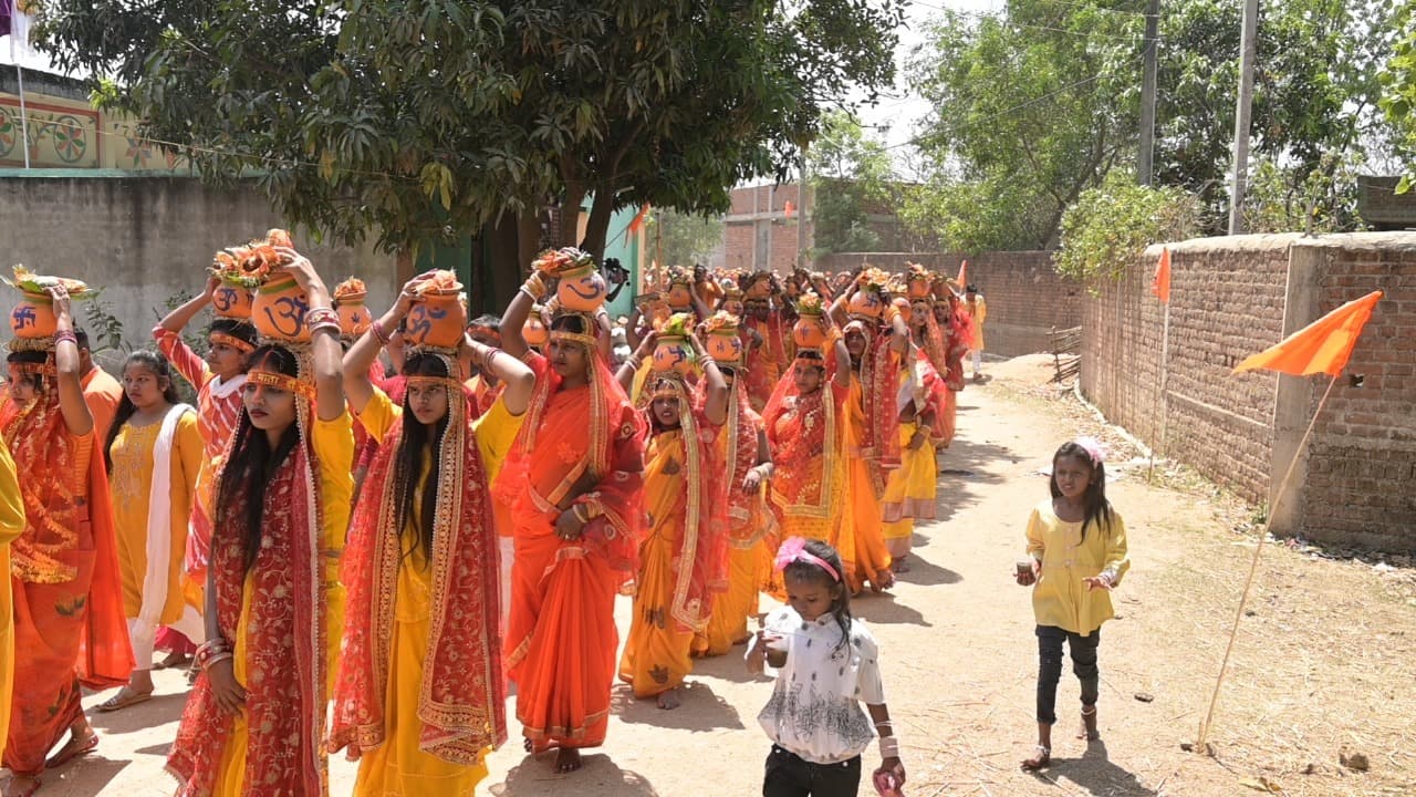 Giridih News: शतचंडी महायज्ञ को लेकर निकली कलश यात्रा