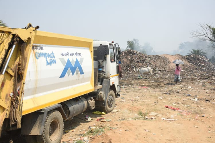 Jamshedpur News : सुवर्णरेखा नदी में डाला जा रहा कचरा, लगायी जा रही आग, पर्यावरण के लिए है खतरनाक