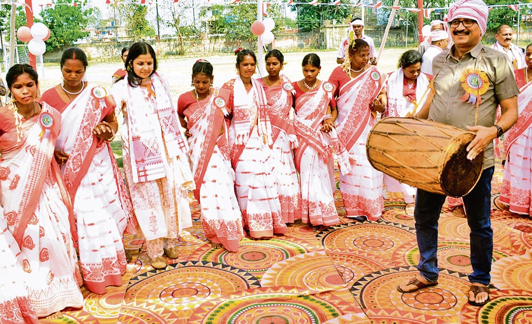 Dhanbad News : धनबाद में धूमधाम से मना सरहुल, एसपी ने बजाया मांदर, तो अधिकारियों संग झूम उठीं उपायुक्त