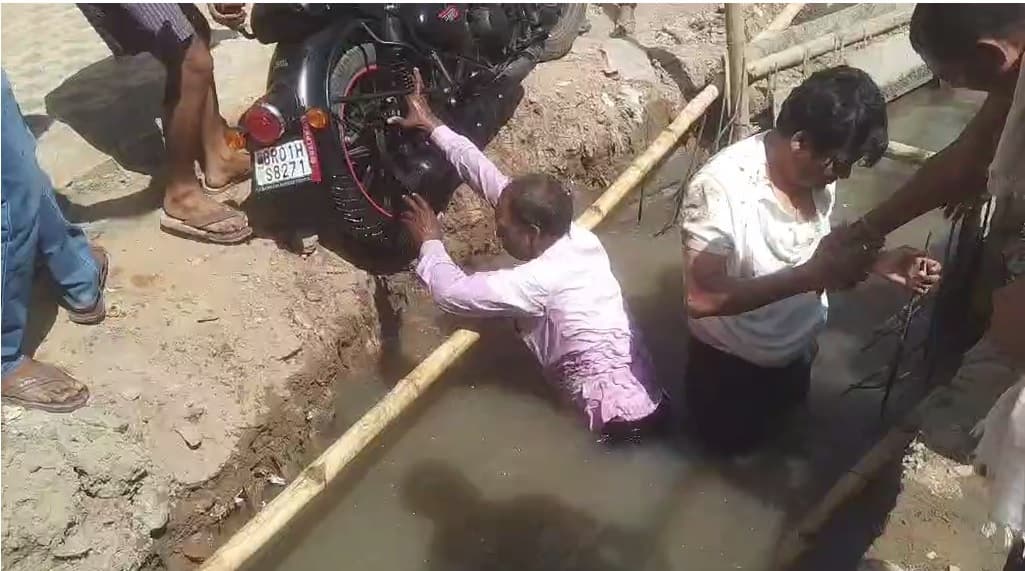 Patna News : राजीव नगर में निर्माणाधीन नाले में गिरी स्कूटी व बाइक, तीन घायल
