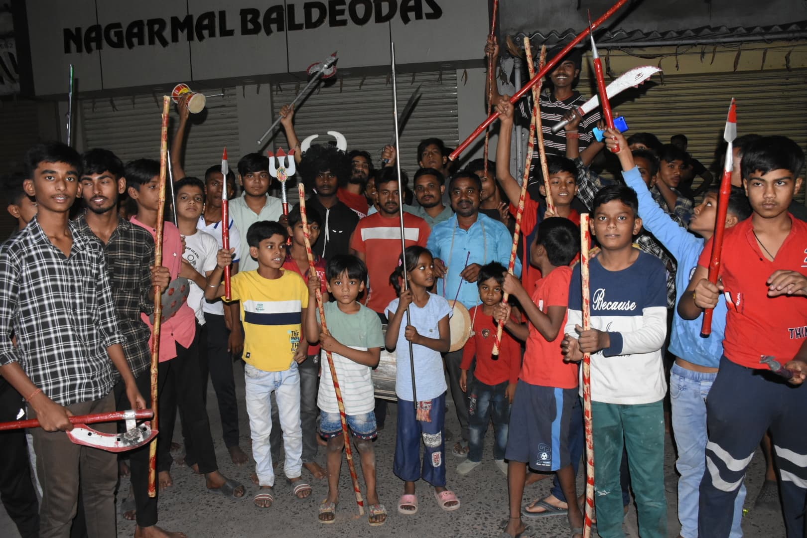 Dhanbad News : हैरत अंगेज करतब दिखाने के लिए अखाड़ा दल कर रहे अभ्यास