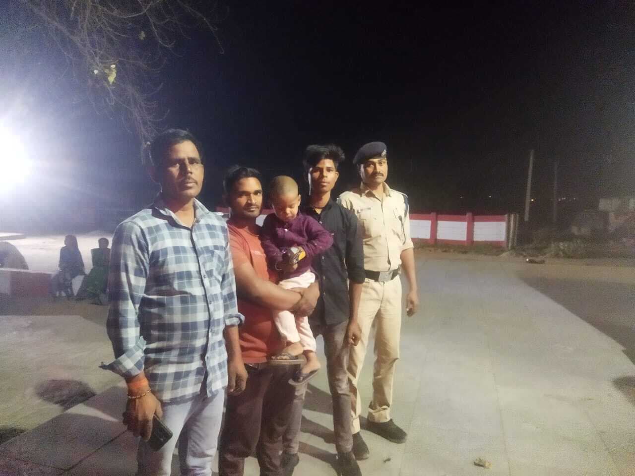 दो भटके हुए बच्चों को आरपीएफ ने खोजा, परिजनों के हवाले किया