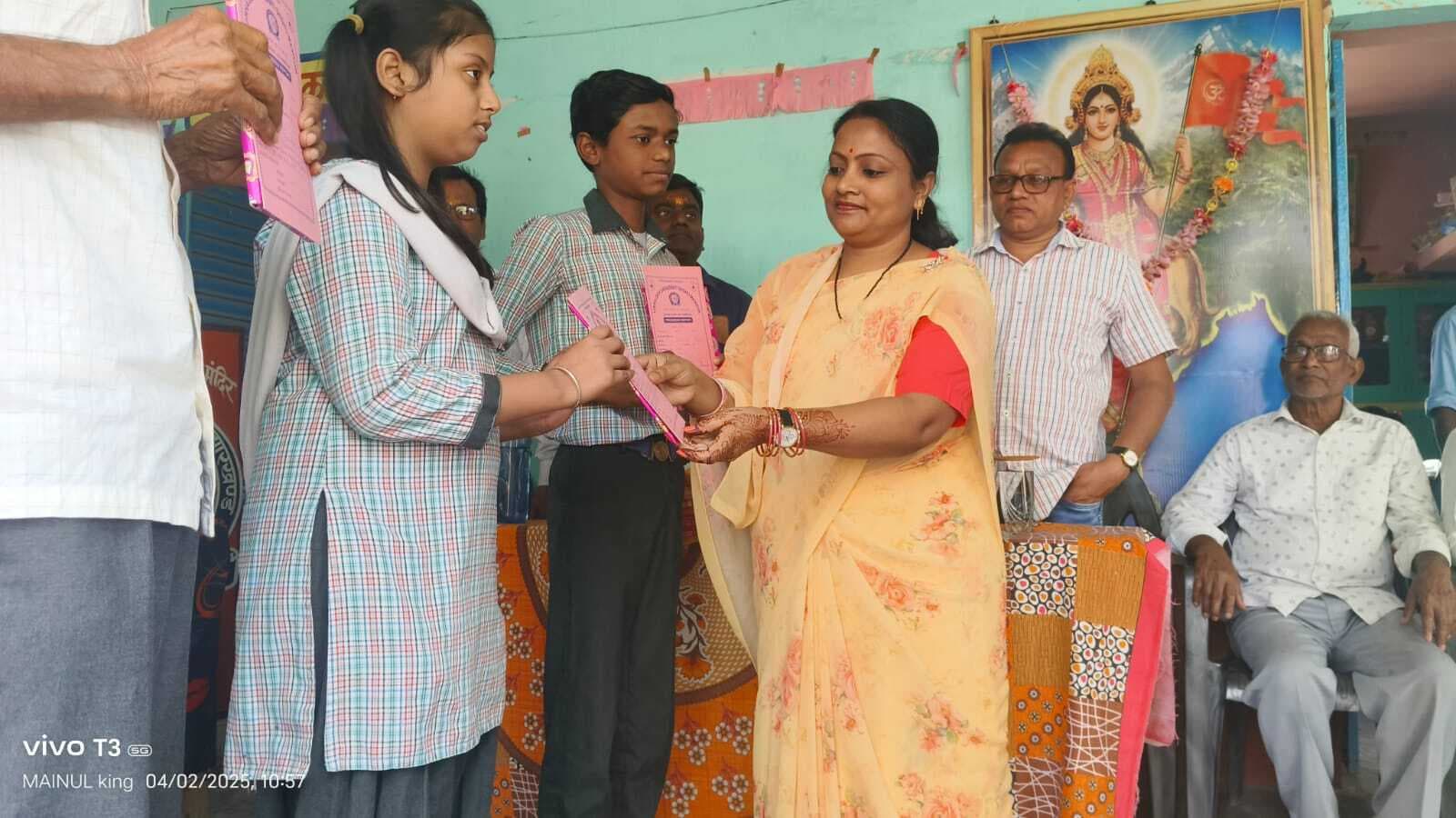 सरस्वती शिशु मंदिर के छात्रों के बीच वार्षिक परीक्षा फल वितरित