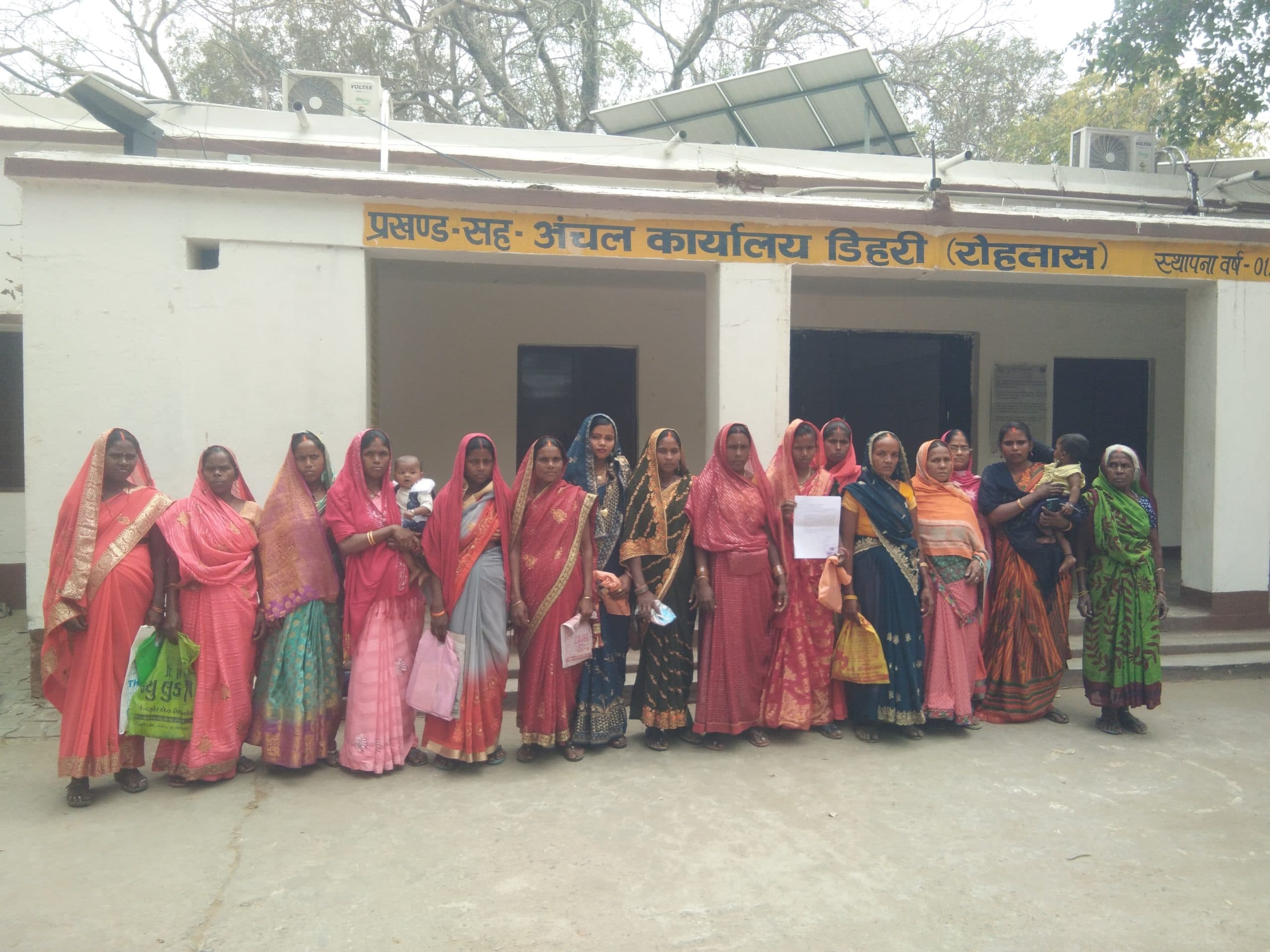 सर्वे से वंचित पहलेजा पंचायत की महिलाओं का फूटा गुस्सा, पहुंचीं प्रखंड कार्यालय