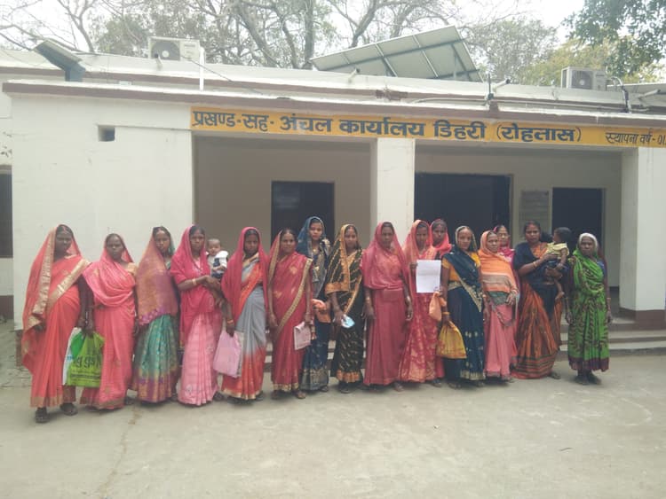 सर्वे से वंचित पहलेजा पंचायत की महिलाओं का फूटा गुस्सा, पहुंचीं प्रखंड कार्यालय