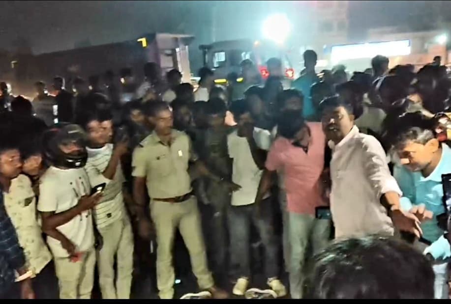 हाइवा के धक्के से बाइक पर सवार एक बच्चे सहित चार की मौत