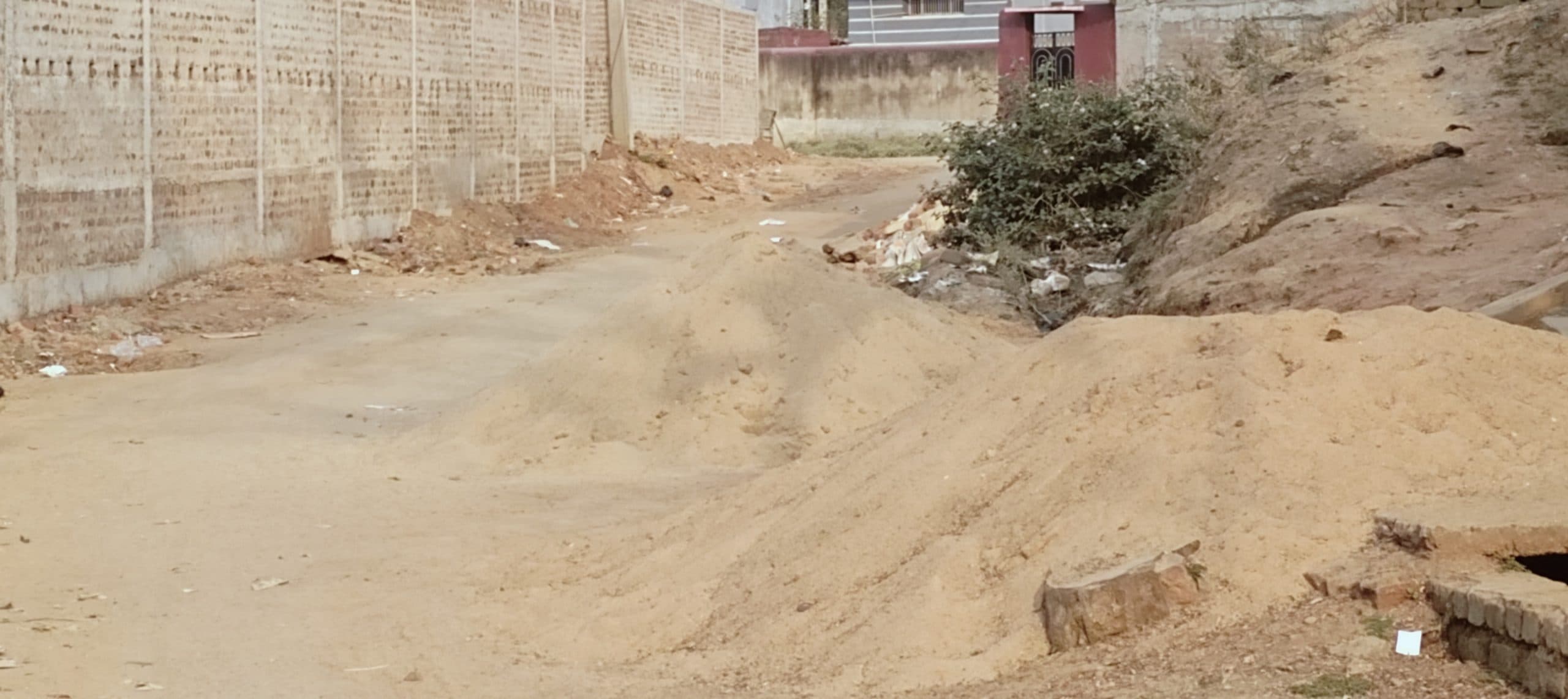 रामनवमी जुलूस मार्गों में बालू व,गिट्टी रहने से होगी परेशानी