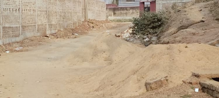 रामनवमी जुलूस मार्गों में बालू व,गिट्टी रहने से होगी परेशानी