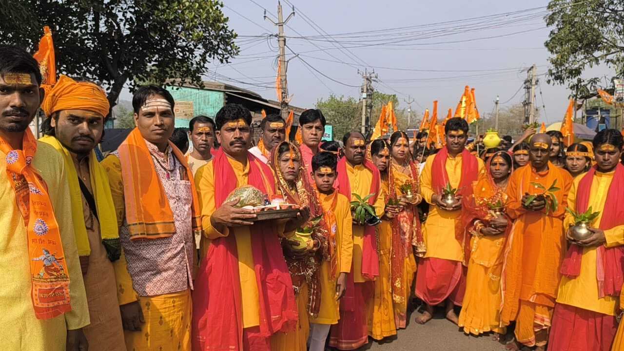 Dhanbad News: हनुमान की प्राण प्रतिष्ठा के लिए निकली कलश यात्रा