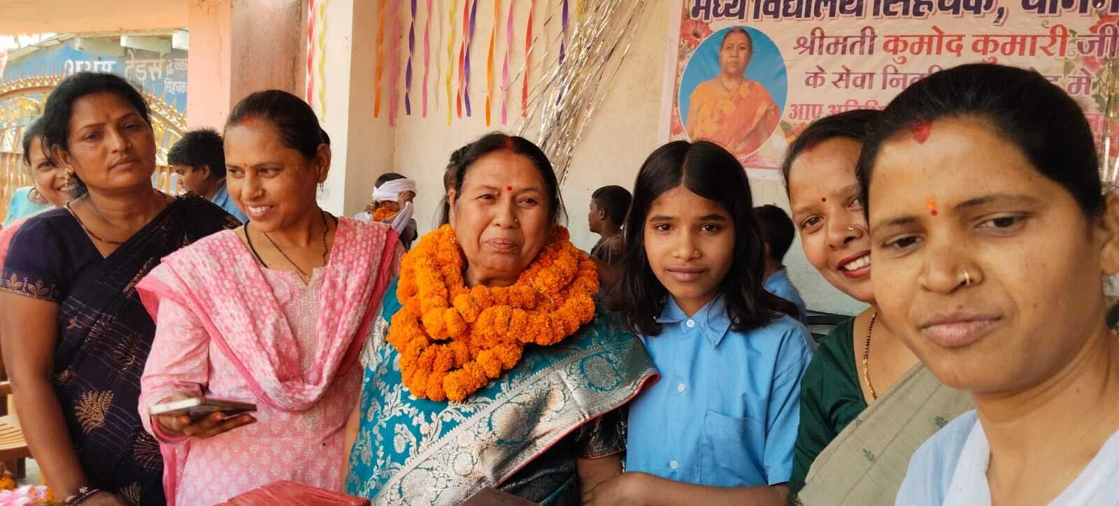 सेवानिवृति पर शिक्षिका को दी गयी भव्य विदाई