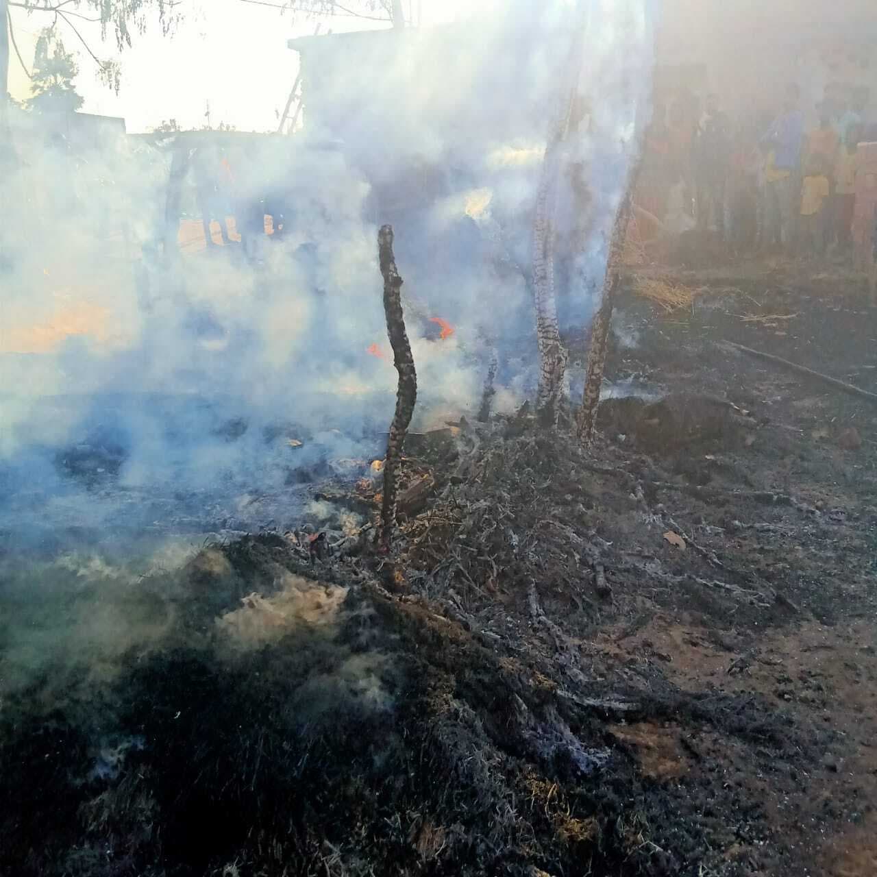 अज्ञात कारणों से लगी आग, लकड़ी व फूस का घर जला
