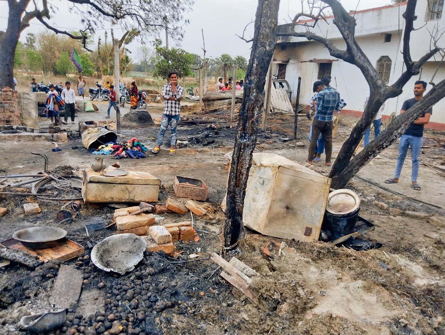 hajipur news. शॉर्ट सर्किट से लगी आग में 15 घर जले