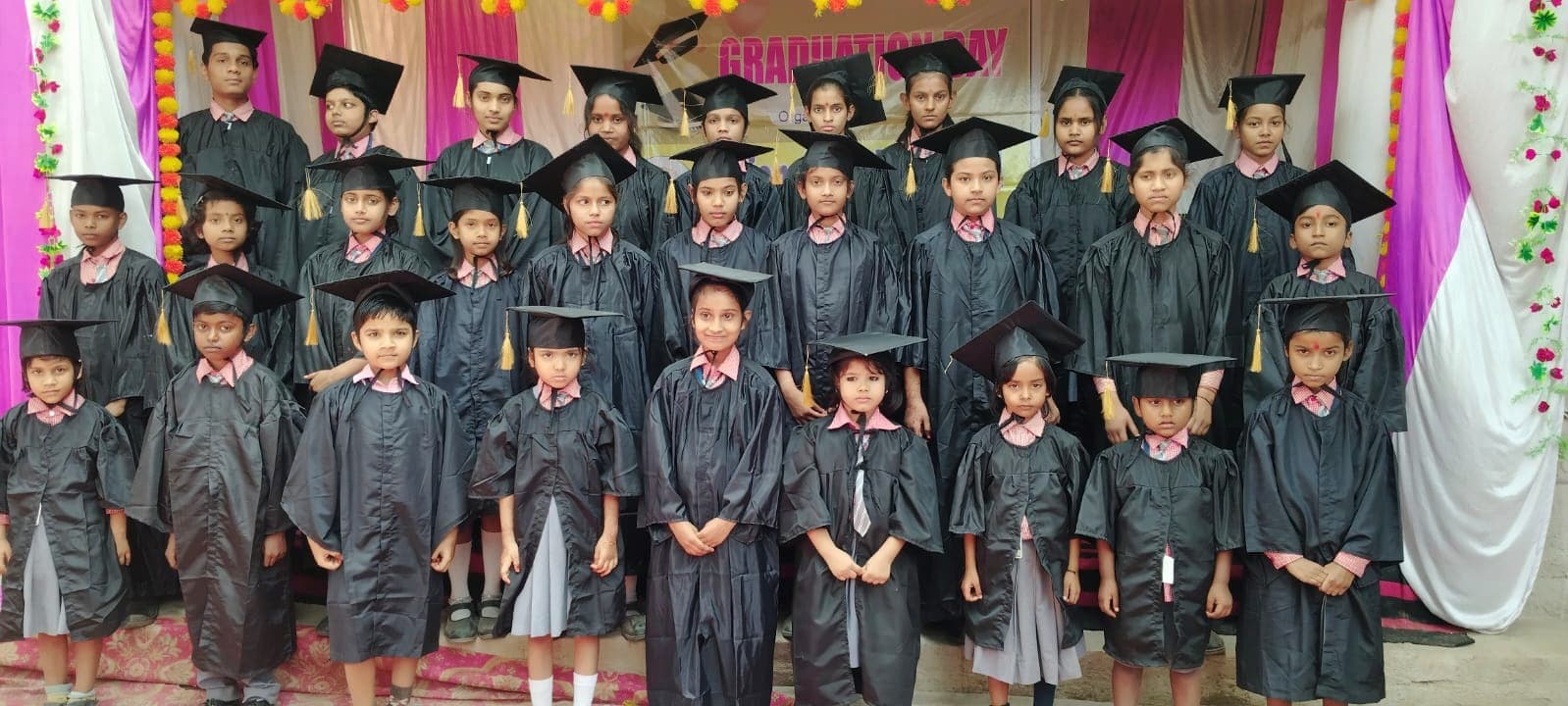 ग्रेजुएशन डे का आयोजन कर छात्रों को किया गया पुरस्कृत