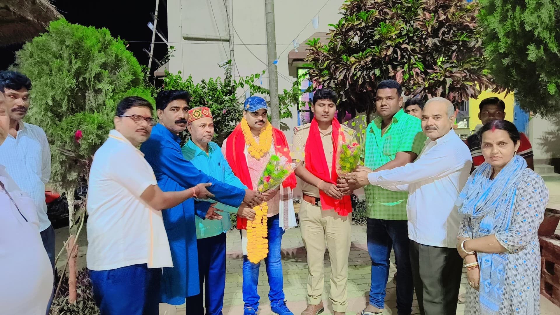 कार्यक्रम में नये थानाध्यक्ष का स्वागत व निर्वतमान को दी गयी विदाई