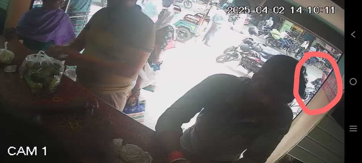 चोरों ने बाइक से उड़ाये 1.20 लाख, घटना सीसीटीवी में कैद