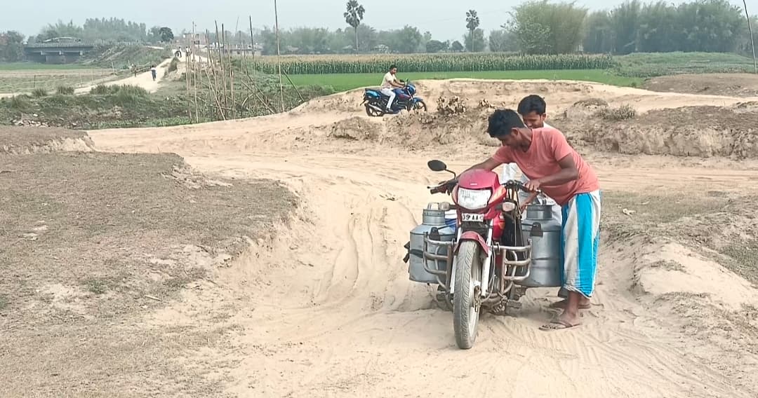 दो लोकसभा, दो विधानसभा व दो प्रखंड क्षेत्र को जोड़ने वाली सड़क बदहाल