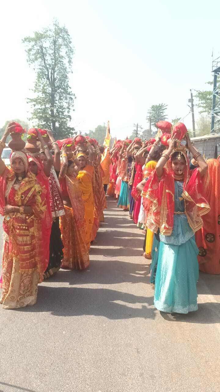 मूर्ति स्थापना से पूर्व निकली कलश यात्रा