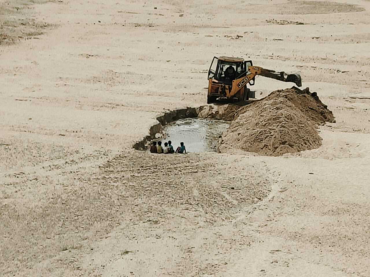 जेसीबी से खोदे गये गड्ढे में अर्घ देंगे व्रती