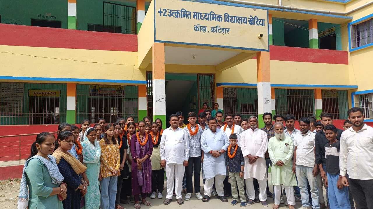 मैट्रिक में बेहतर प्रदर्शन करने वाले छात्र सम्मानित