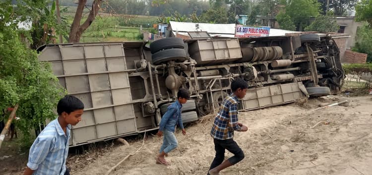 गढ्ढे में पलटी बस, आधा दर्जन से अधिक यात्री घायल