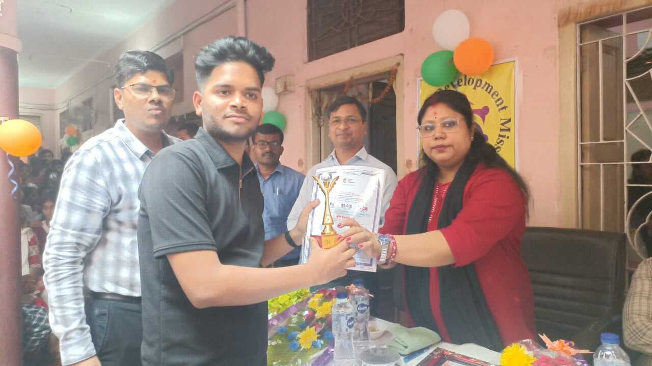 गर्व इंटरप्राइजेज कंप्यूटर सेंटर में 450 छात्रों को प्रमाण पत्र