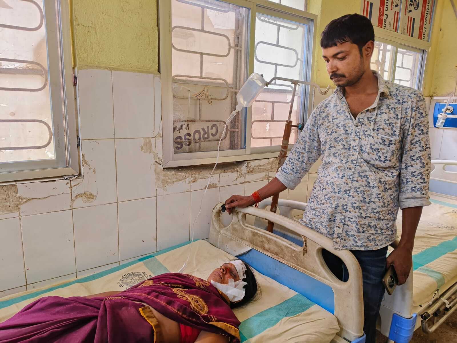 वाहन के धक्के से महिला जख्मी