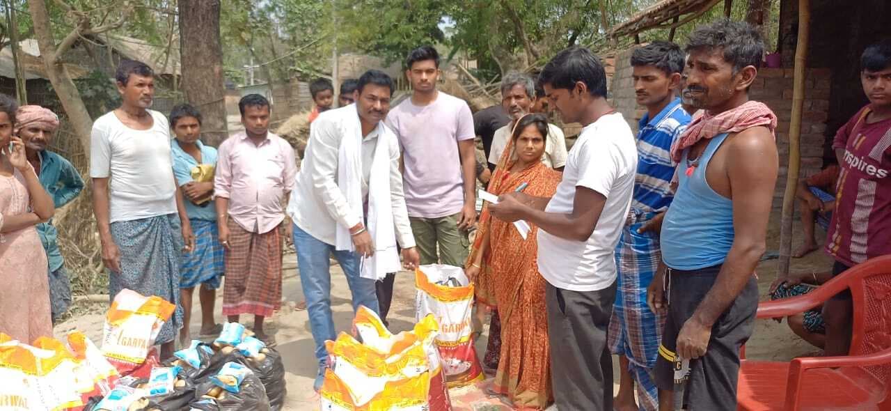 अग्निपीड़ितों के बीच राहत सामग्री का किया वितरण