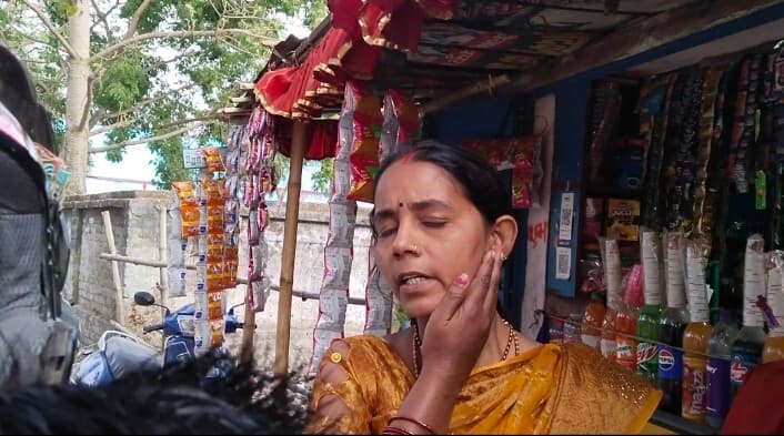 चलती बाइक पर सवार महिला के दोनों कान की बाली खींची