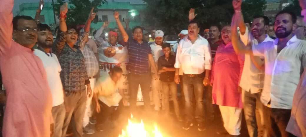 राणा सांगा पर विवादित बयान से भड़की करणी सेना, फूंका पुतला