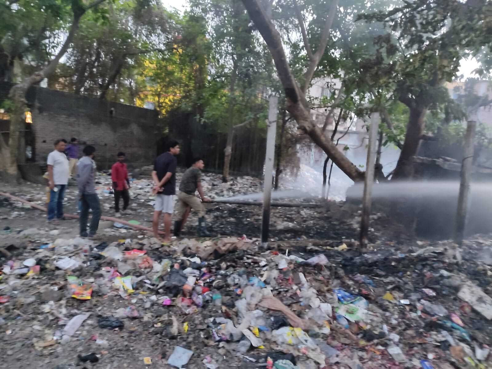 बारसोई बाजार तालाब में जमे कचरा में लगी आग