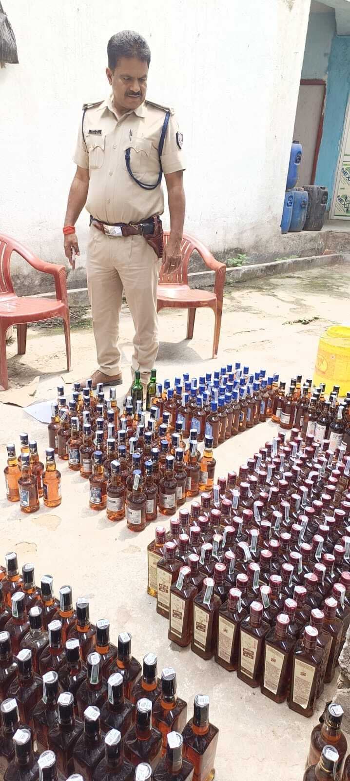 पुलिस ने किया पीछा, तो सड़क किनारे शराब भरी कार छोड़ भागे तस्कर