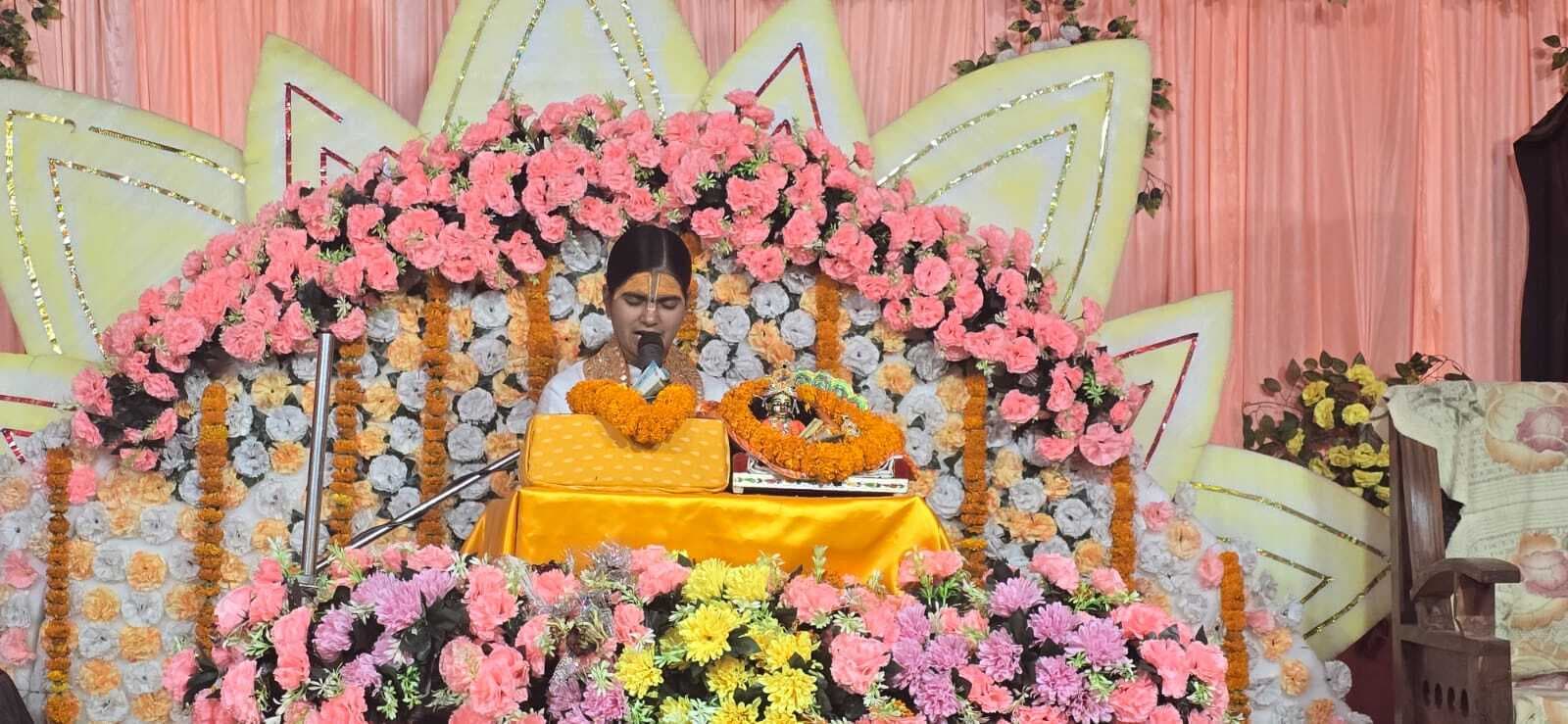 सुनहरे कल के लिए मानव दें अहंकार की बलि - देवी राधा किशोरी