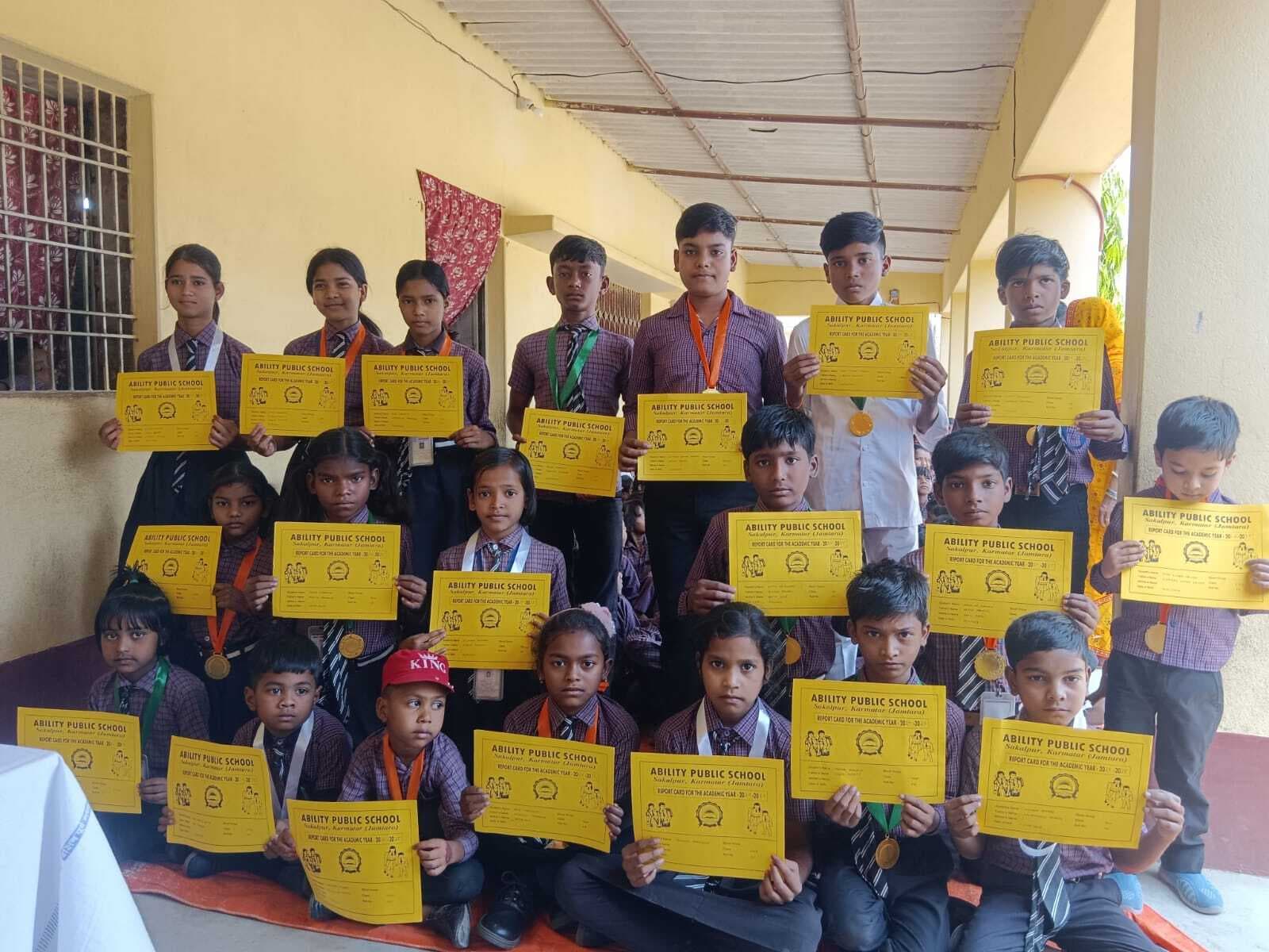 एबिलिटी पब्लिक स्कूल में बच्चों को मिला अंक प्रमाण पत्र