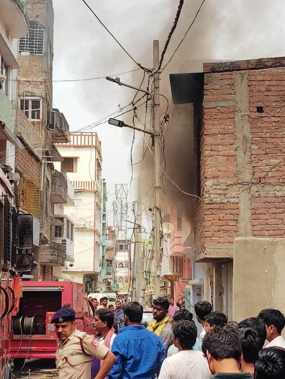 नीलम चौक पानी टंकी के समीप गोदाम में लगी आग, पांच लाख की संपत्ति जली