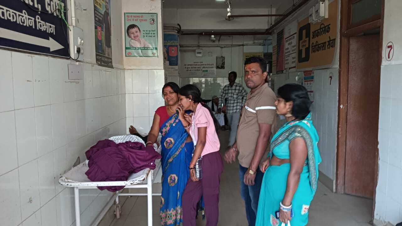 Deoghar news : जसीडीह स्टेशन के फुट ओवरब्रिज से गिरा वृद्ध यात्री, हुई मौत