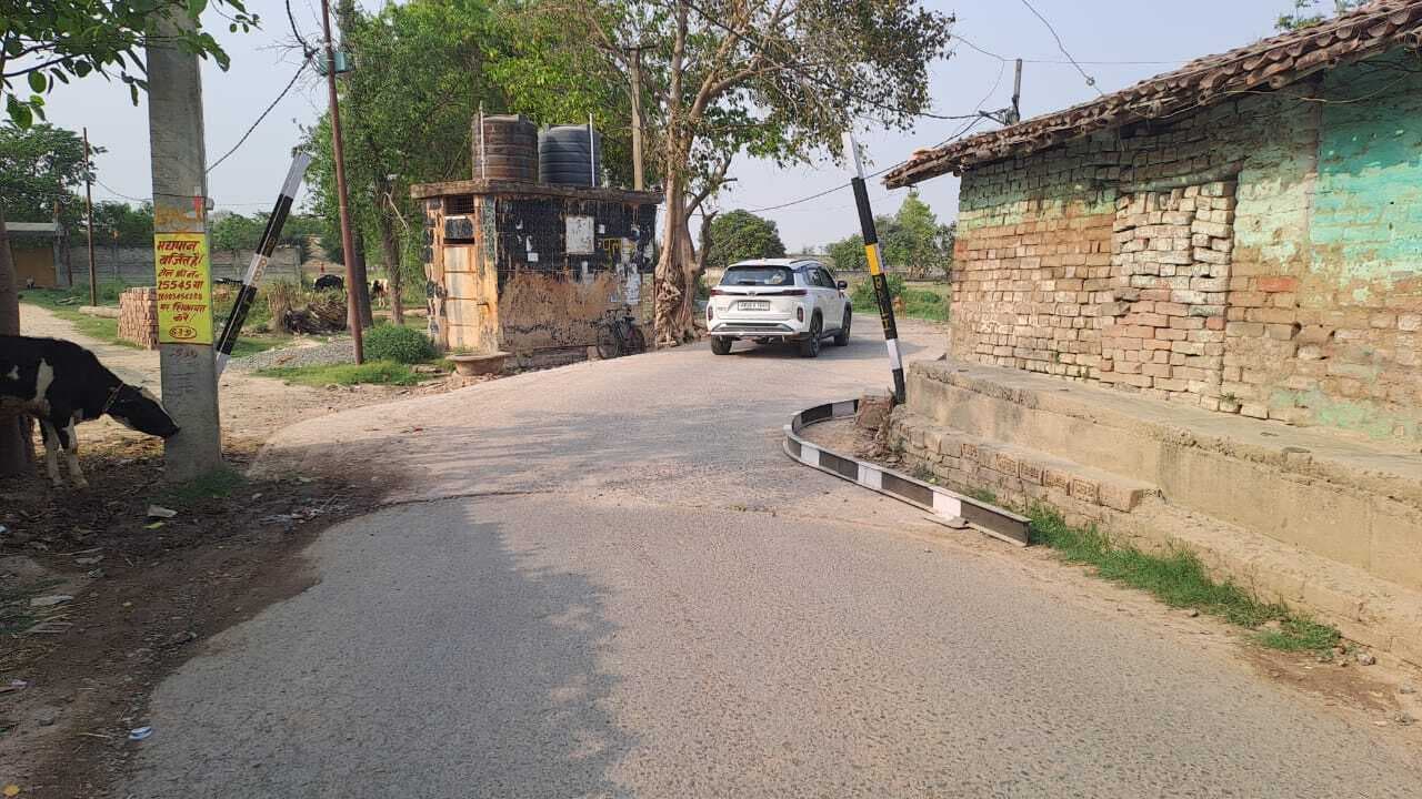 ओवरलोड ट्रैक्टर के धक्के से लालदरवाजा में लगा लोहे का बैरियर टूटा