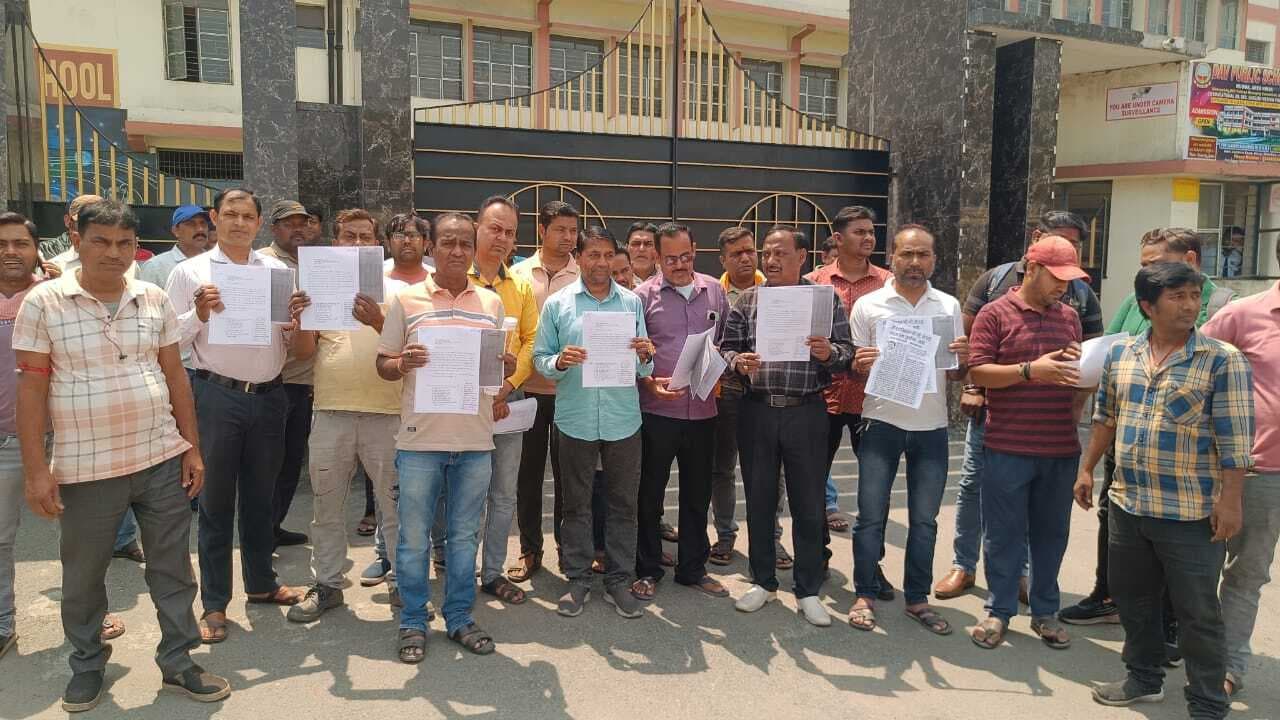 Dhanbad News: री- एडमिशन फी के विरोध में प्रदर्शन, बोले अभिभावक : शिक्षा मंत्री के निर्देशों का पालन नहीं कर रहे स्कूल प्रबंधन