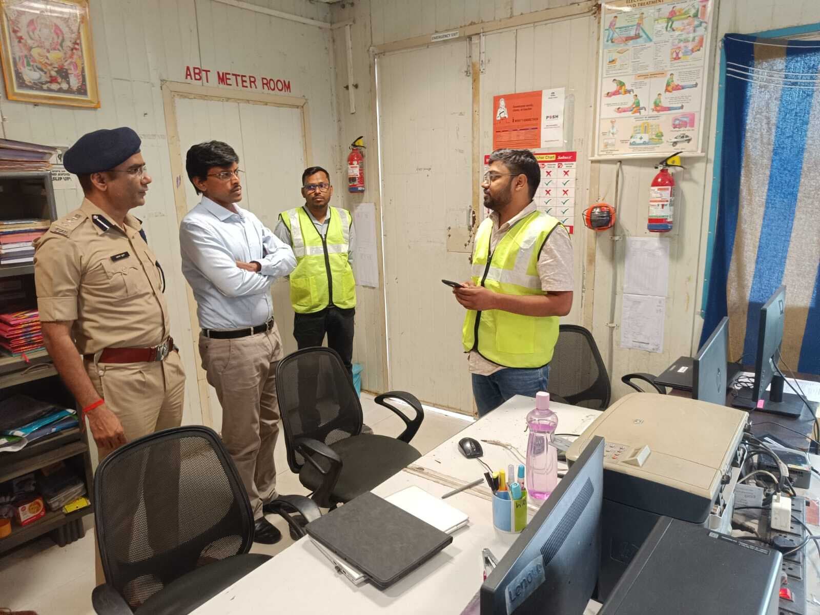 सोलर प्लांट पहुंचे डीएम व एसएसपी, लिया जायजा