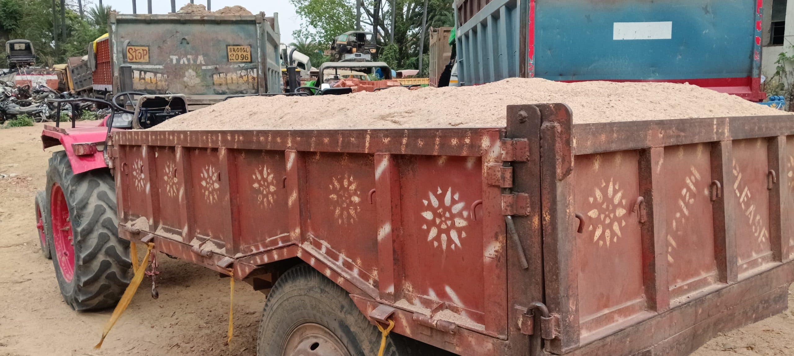 अलग-अलग मामलों में तीन गिरफ्तार, बालू लदे दो ट्रैक्टर जब्त