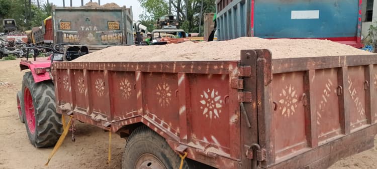 अलग-अलग मामलों में तीन गिरफ्तार, बालू लदे दो ट्रैक्टर जब्त