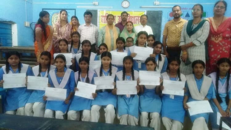 11वीं कला में पूजा, तो विज्ञान में शांति रही प्रथम, नवम में इशिका रही अव्वल