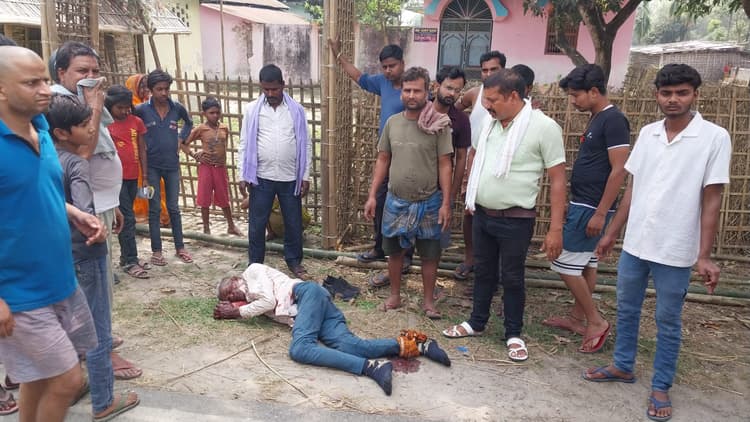 सड़क दुर्घटना में तीन लोग घायल