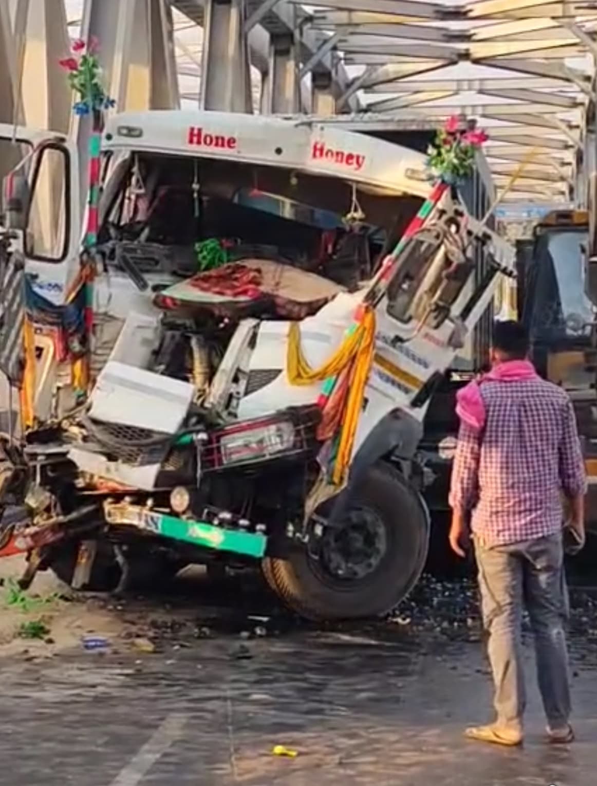 Patna News : गांधी सेतु पर दो ट्रकों में टक्कर, एक चालक की मौत, हाजीपुर से पटना तक लगा महाजाम