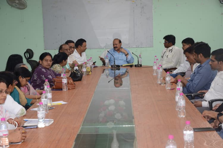 Deoghar news : चिकित्सक व स्वास्थ्य कर्मी समय पर आयें अस्पताल, नहीं तो होगी कार्रवाई : सिविल सर्जन